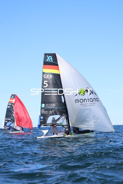 GER 5 mit Spinnaker vor DEN 41 beim Segeln in Schilksee