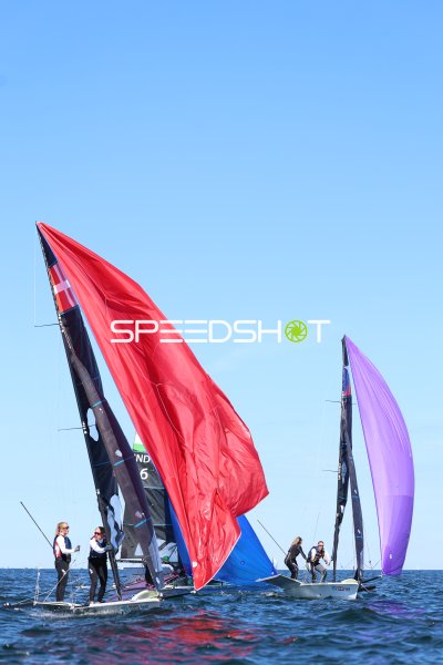Spinnaker-Manöver zweier 49erFX-Boote auf der Kieler Förde