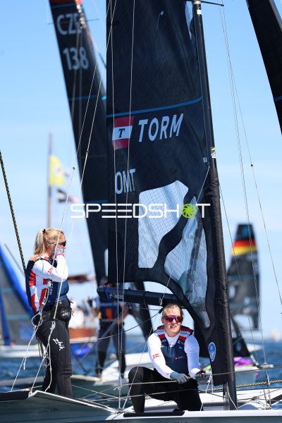 Zwei Segler auf Katamaran mit TORM-Segel beim Regattastart in Kiel