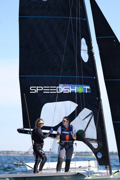 Burska & Tkadlecova (Tschechien) bereiten ihr Segelboot vor