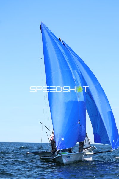 Segelboot mit blauem Spinnaker auf der Kieler Förde
