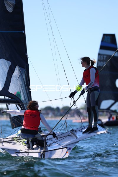 Zwei Seglerinnen auf einem Segelboot bei Regatta in Schilksee