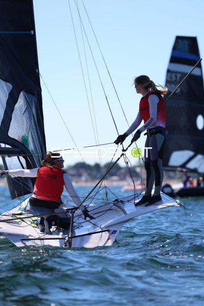 Zwei Seglerinnen auf 49erFX-Jolle bei Regatta in Schilksee