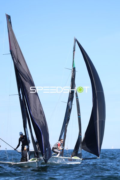 Zwei Segelboote mit schwarzen Spinnakern im Duell auf der Kieler Förde