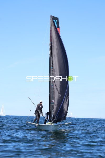 Segelboot mit schwarzem Großsegel auf der Kieler Förde