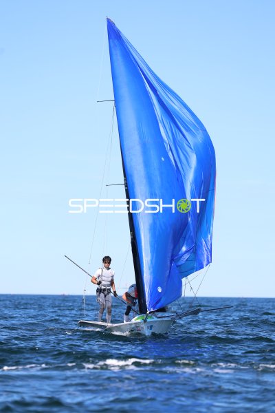 Segelboot mit blauem Spinnaker auf der Kieler Förde