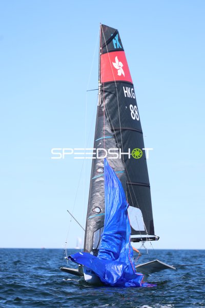 Hongkong (HKG 88) mit kollabiertem Spinnaker auf der Kieler Förde