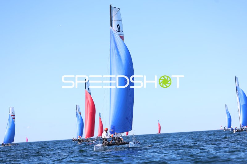 Nacra-17-Katamaran mit blauem Spinnaker beim Regattarennen in Schilksee