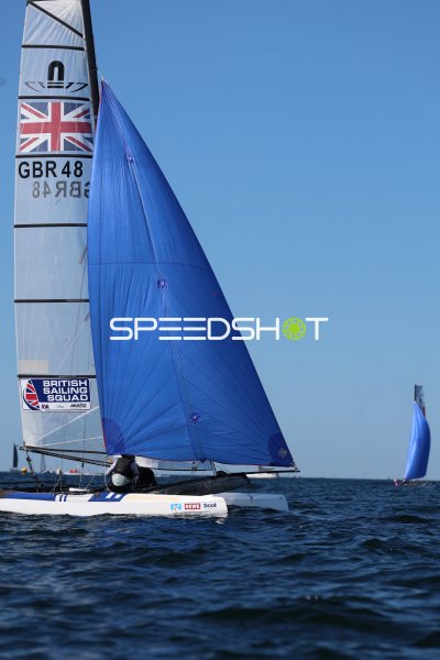 British Sailing Squad (GBR 48) mit blauem Spinnaker auf der Kieler Förde