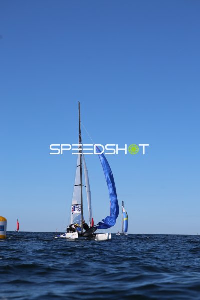 British Sailing Squad Katamaran mit kollabiertem Spinnaker auf der Kieler Förde