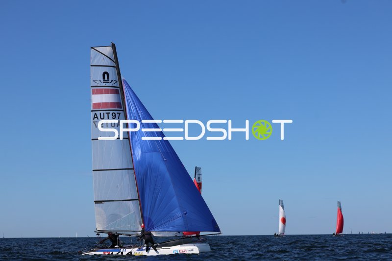 Österreichisches Nacra-17-Boot AUT97 mit Spinnaker auf der Kieler Förde