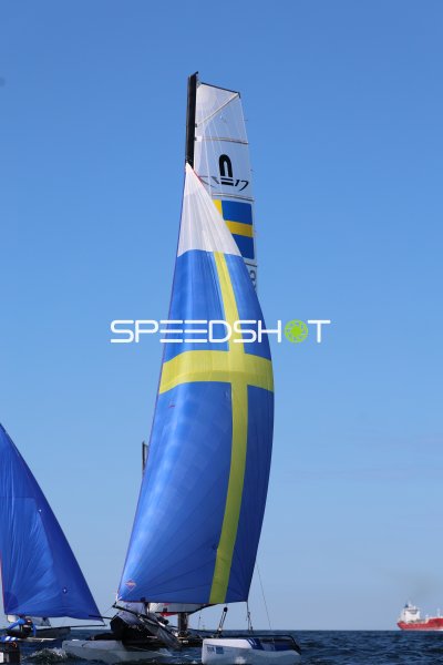 Schwedisches Segelboot mit Spinnaker bei Regatta in Schilksee