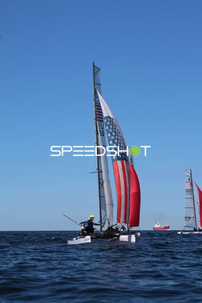 Nacra-17-Katamaran mit US-Spinnaker beim Segeln vor Schilksee