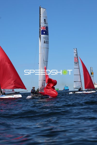 Australisches Segelboot (AUS30) mit kollabiertem Spinnaker im Regattafeld
