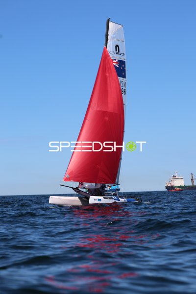 Neuseeland-Nacra 17 Katamaran unter rotem Segel auf der Kieler Förde