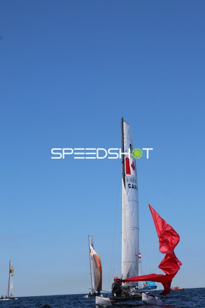 Kanadisches Segelboot mit entfalteter Spinnaker-Flagge auf der Kieler Förde