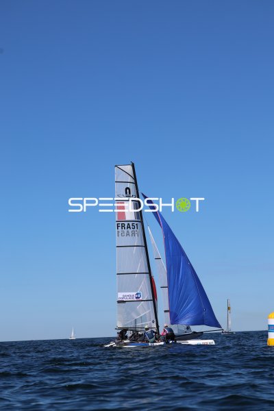 Französisches Nacra-17-Boot FRA51 mit Spinnaker auf der Ostsee