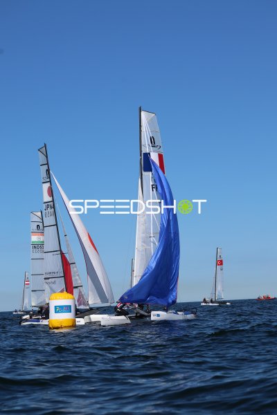 Nacra 17 Flotte rundet Tonne beim Regattarennen in Kiel
