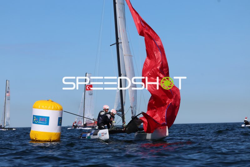 Segelboot mit kollabiertem Spinnaker an der Wendeboje in Schilksee