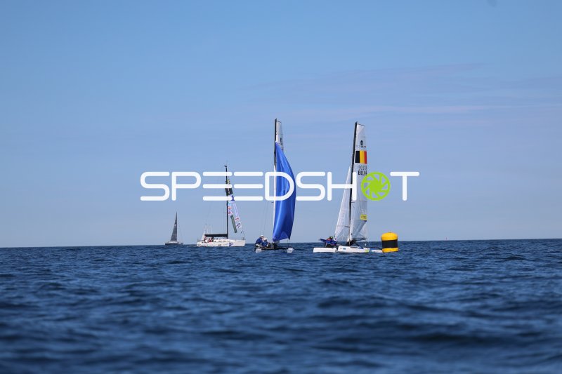 Segelboote BEL99 und Konkurrenz runden Tonne bei Regatta in Schilksee