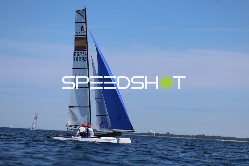 Spanisches Nacra-17-Team mit blauem Spinnaker auf der Kieler Förde