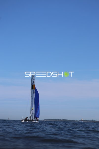 Belgisches Segelboot mit Spinnaker auf der Kieler Förde