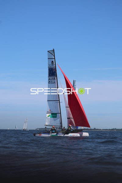 Australian Sailing Team (AUS5) mit rotem Spinnaker auf der Kieler Förde
