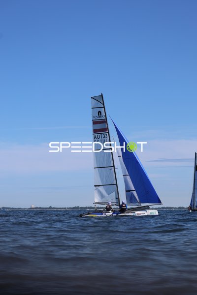 Österreichisches Nacra-17-Team (AUT33) segelt auf der Kieler Förde