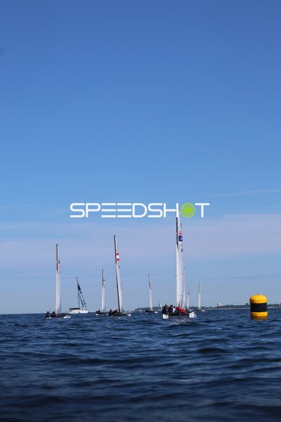 Segelregatta mit internationalen Teams an der Wendeboje in Schilksee