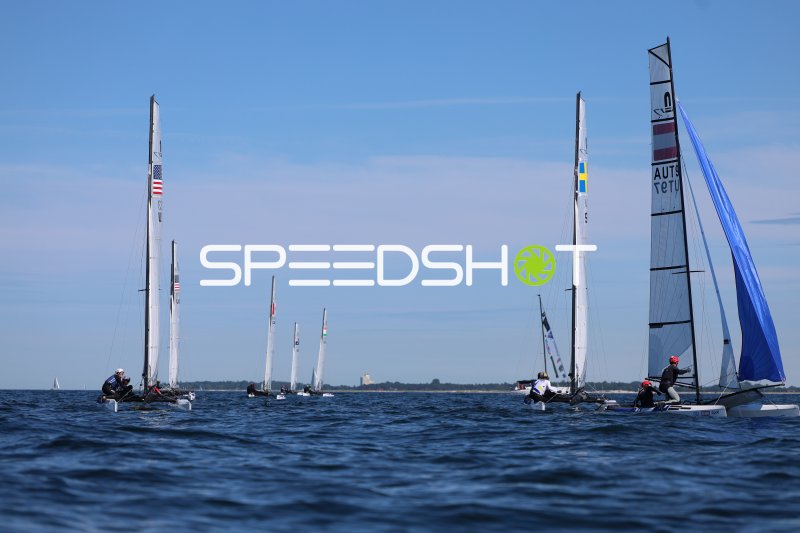 Nacra-17-Flotte beim Regattarennen vor Kiel-Schilksee