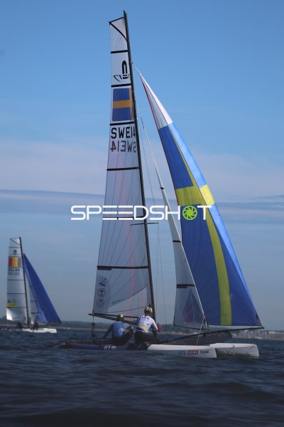 Schwedisches Nacra-17-Team (SWE14) beim Segeln in Kiel