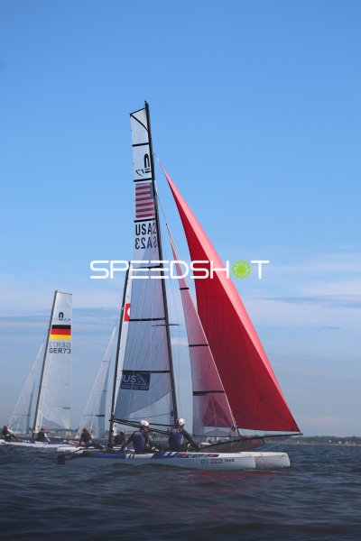 Nacra 17 USA223 mit rotem Spinnaker vor GER73 in Schilksee