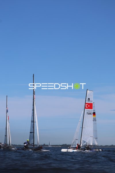 Mehrrumpfboote beim Regattasegeln in Schilksee – TUR7 und GER im Rennen