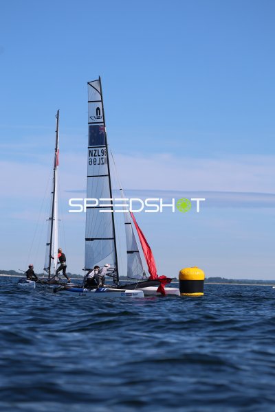 Katamaran NZL96 rundet Tonne bei Segelregatta in Schilksee