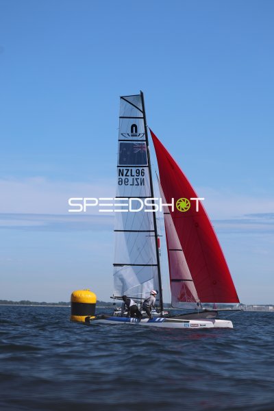 Neuseeland-Katamaran NZL96 rundet Tonne in Kiel