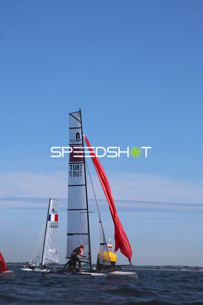 Nacra 17 TUR7 mit ausgefallenem Spinnaker beim Regattarennen in Schilksee