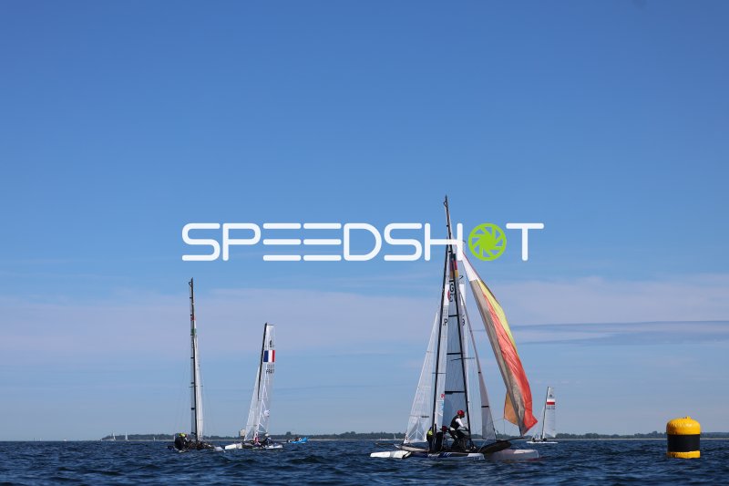 Segelboote beim Rennen vor Schilksee mit Spinnaker und Tonne
