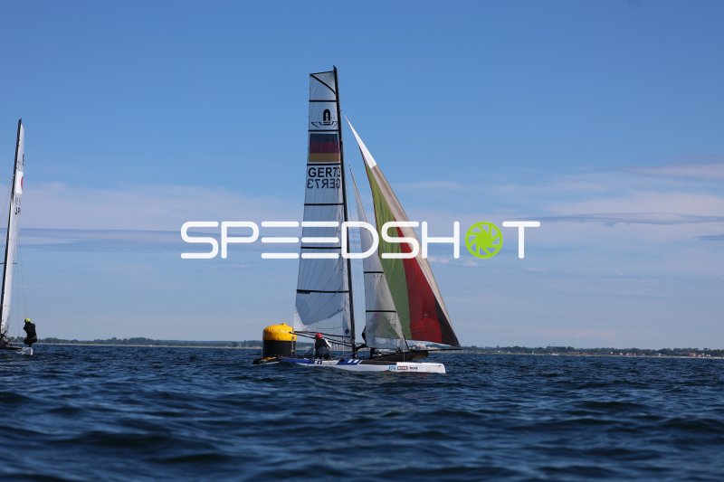 Deutsches Segelboot GER73 mit Spinnaker bei Regatta in Kiel