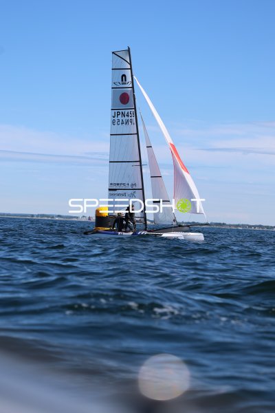 Japanisches Segelteam (JPN459) auf Katamaran in der Kieler Förde
