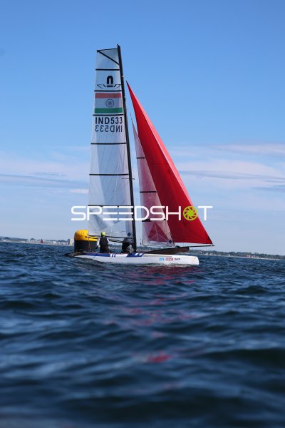 Indisches Nacra-17-Team (IND533) segelt auf der Kieler Förde