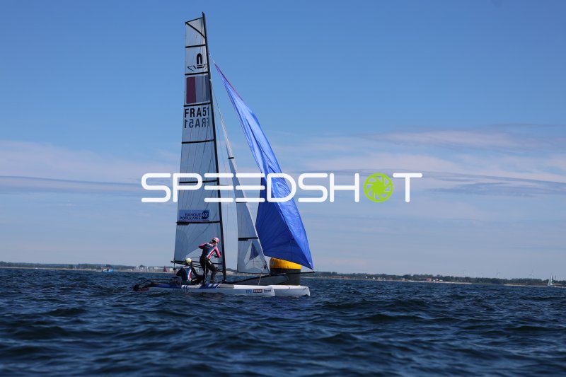 Französisches Segelteam FRA51 mit Spinnaker auf der Kieler Förde