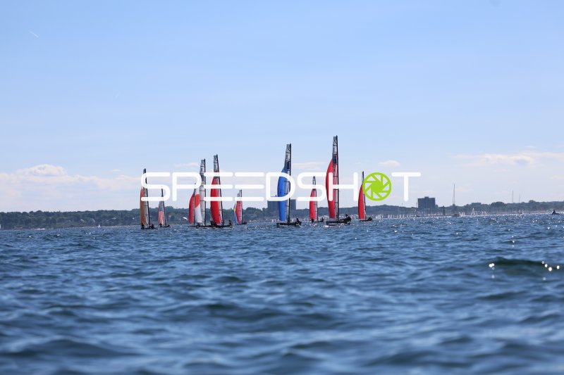 Nacra-17-Flotte im Rennen auf der Kieler Förde