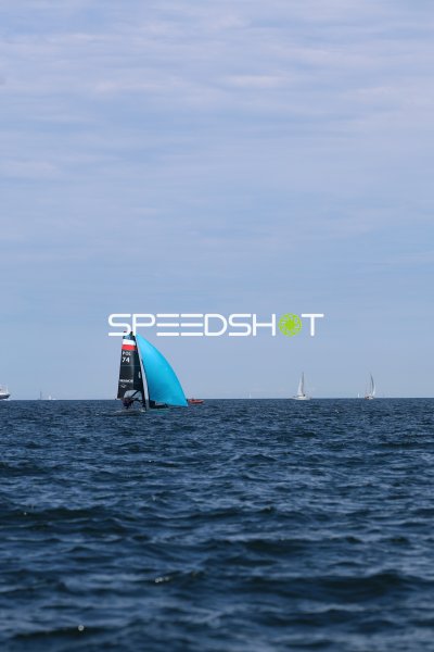Polnisches Segelboot POL 74 mit Spinnaker auf der Kieler Förde