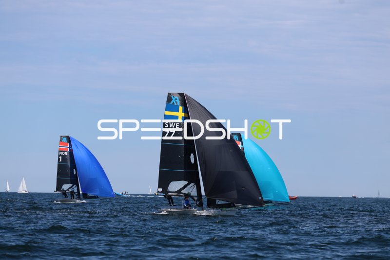 Segelboote SWE 77 und NOR 1 im Regattarennen vor Schilksee