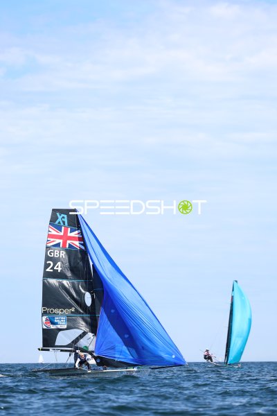 British Sailing Team (GBR 24) mit Spinnaker auf der Kieler Förde