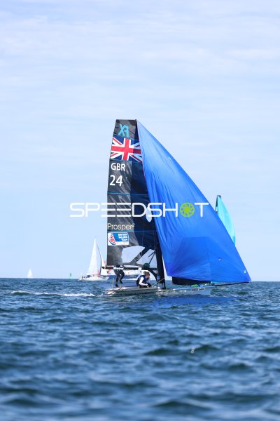 British Sailing Team (GBR 24) mit gesetztem Spinnaker auf der Kieler Förde