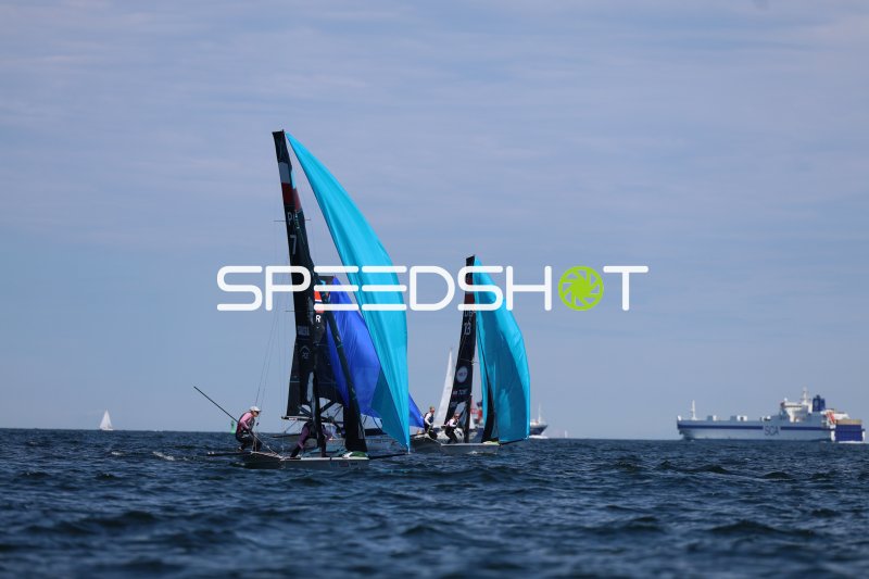 49erFX-Segelboote mit Spinnakern auf der Kieler Förde