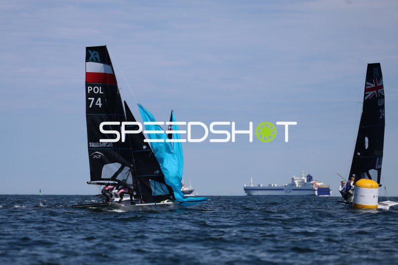 Segelboot POL 74 mit kollabiertem Spinnaker an der Wendeboje