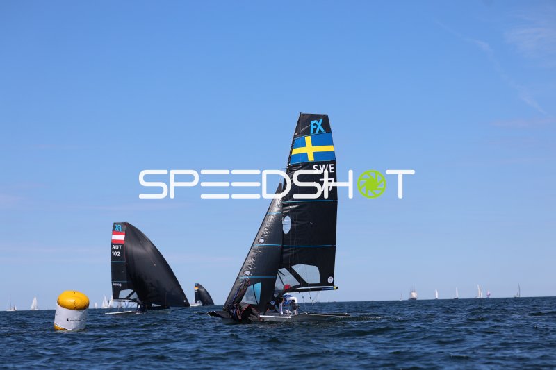 49erFX SWE 77 und AUT 102 beim Regattakurs in Schilksee