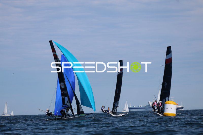 49erFX-Regatta mit deutschem Boot vor Schilksee